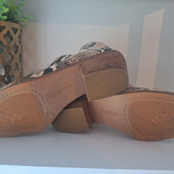 VINCE CAMUTO Snakeskin Print Leather  Booties Women's Size 9 with 1.5" Heel EUC - Picture 6 of 6